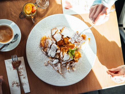 Kaiserschmarrn und Kaffee in einem Restaurant der Schmittenhöhe