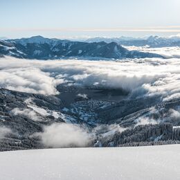 Panoramaaufnahme eines schneebedeckten Tals in den Bergen. | © Johannes Radlwimmer